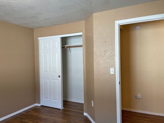 Building Photo - 430 W Crystal Dr