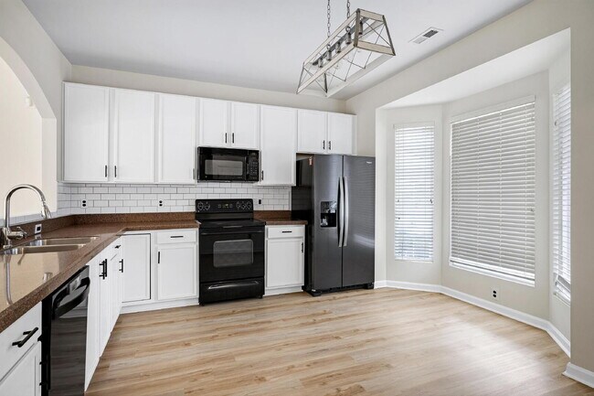 Building Photo - 812 Walnut Woods Dr