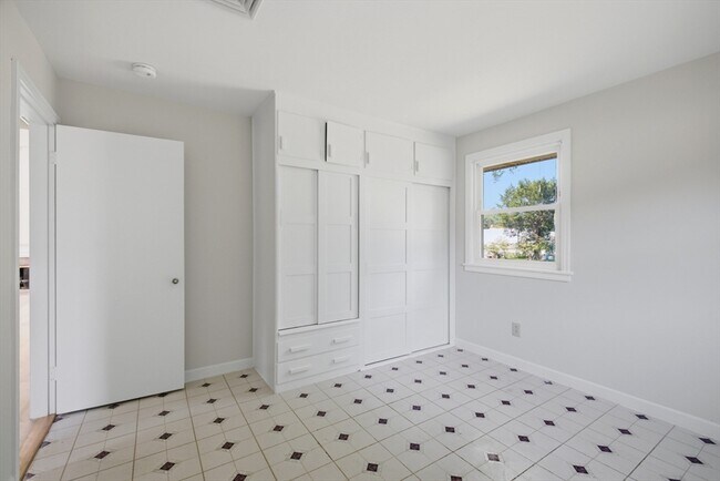 Building Photo - 154 Maple St
