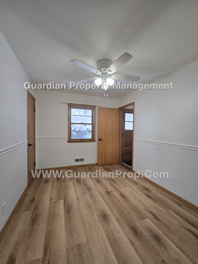 Building Photo - Available now and move-in special! House with extra office/bonus room! new LVP flooring throughou...