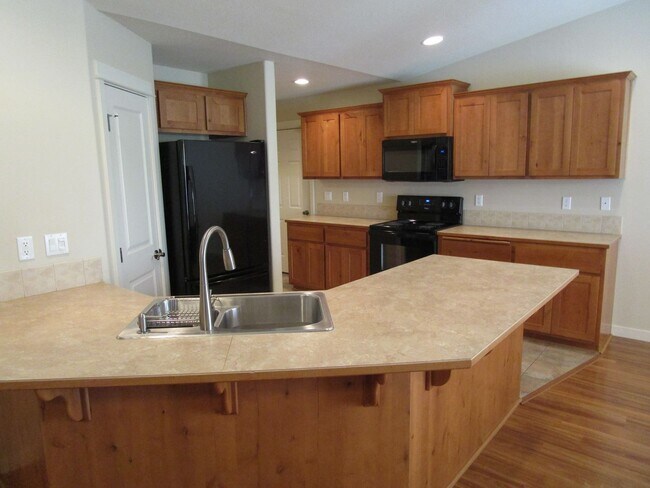 Building Photo - 3 Bedroom, 2 Bathroom on Corner Lot in Subdivision in North Prineville - Available Now!