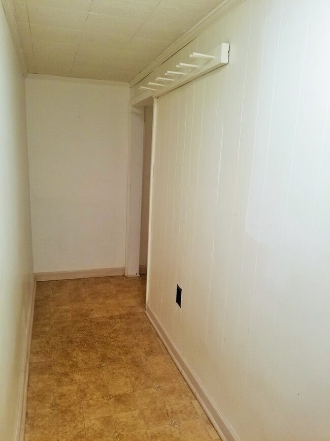 Building Photo - FRESH Paint!  Sprawling, Hurstbourne Ranch with Basement!  3 Bedrooms, 3 Full Baths, Hardwood Flo...