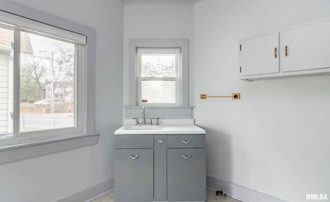 Building Photo - 901 NE Glen Oak Ave