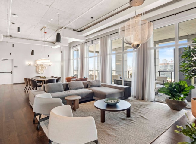 Building Photo - 1601 W Lake St