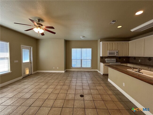 Building Photo - 3049 Pine Valley Dr