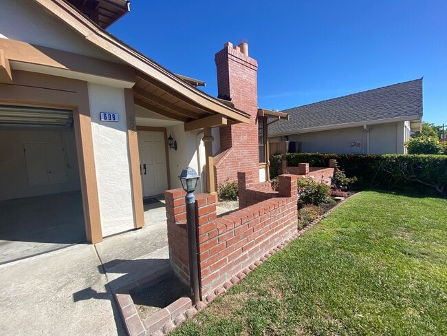 Building Photo - Large 4 Bedroom / 2.5 Bath House in Foster...