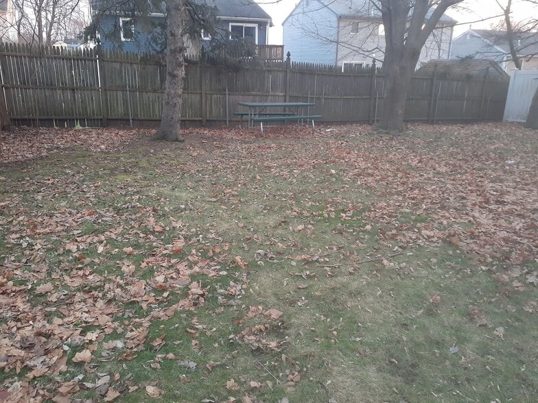 Building Photo - 10 Weeks St