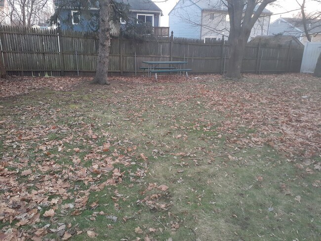 Building Photo - 10 Weeks St