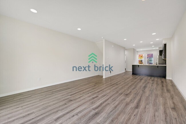 Building Photo - 2 BED & 2.5 BATH TOWNHOUSE FOR RENT