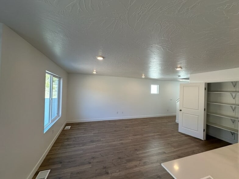 Building Photo - 604 S Rockwell Ln