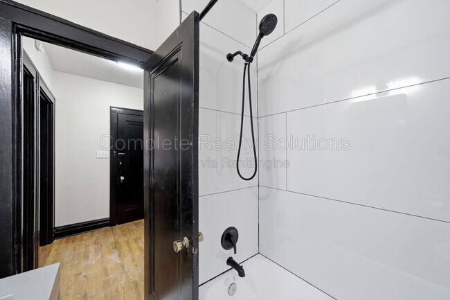 Building Photo - 5055 Lindenwood Ave