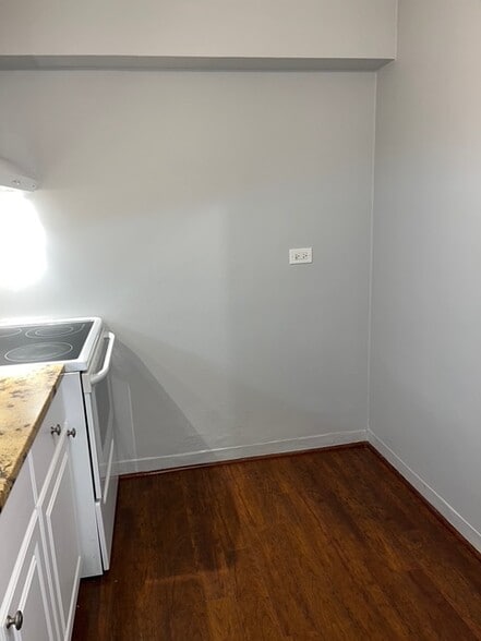 Cozy eat in kitchen - 7337 S South Shore Dr