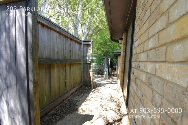 Building Photo - 203 Parklane-