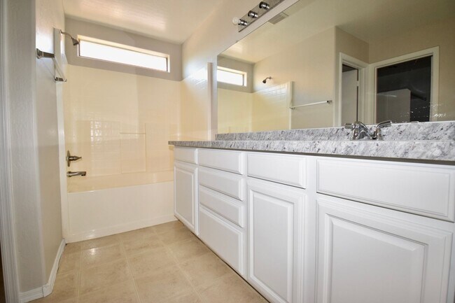 Building Photo - Completely remodeled 4 bed 2 bath home in ...