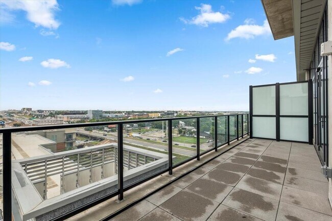 Building Photo - 84 East Ave