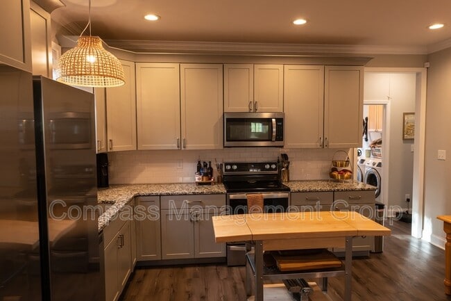 Building Photo - 933 E Churchwell Ave