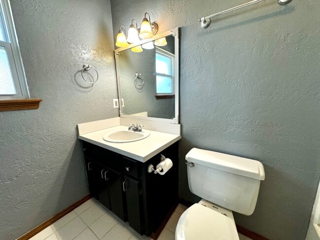 Building Photo - 601 Rosewood Ct