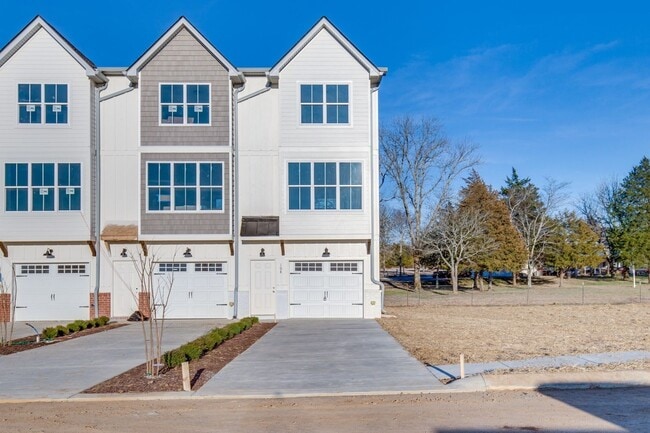 Building Photo - Townhome in Chapel Hill