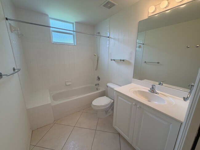 Building Photo - 330 Robin Hood Cir