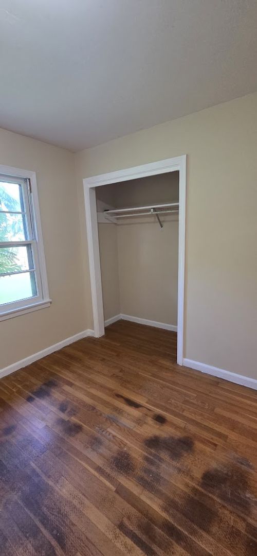 Building Photo - Three Bedroom, Two Bath