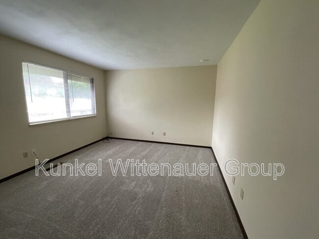 Building Photo - 102 Kingsway Dr
