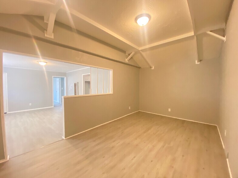Building Photo - 6617 S Phillips Ave