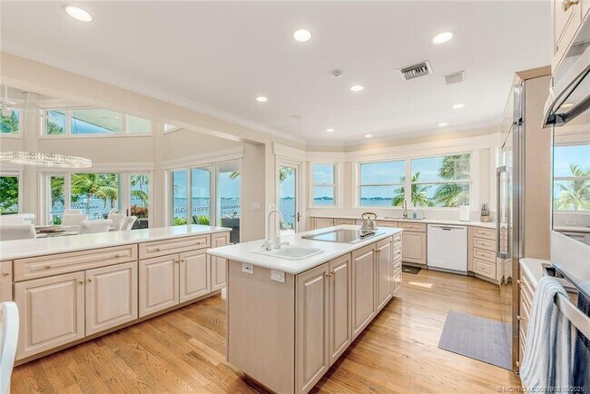 Building Photo - 901 SE Riverside Dr