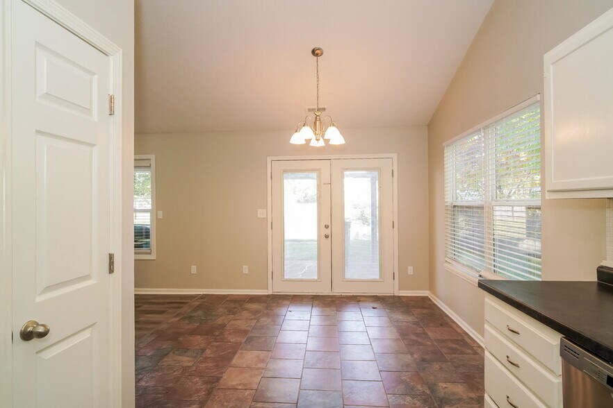 Building Photo - 6726 Oak Lake Dr