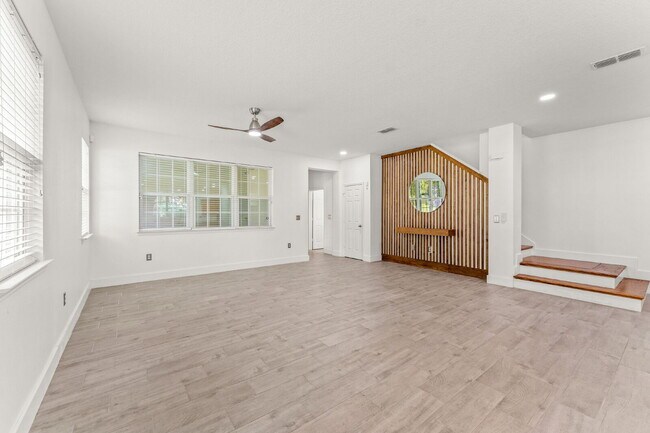 Building Photo - Spacious 3-Bed, 2.5 Bath End Unit Townhome in Windermere with 2 Car Garage!