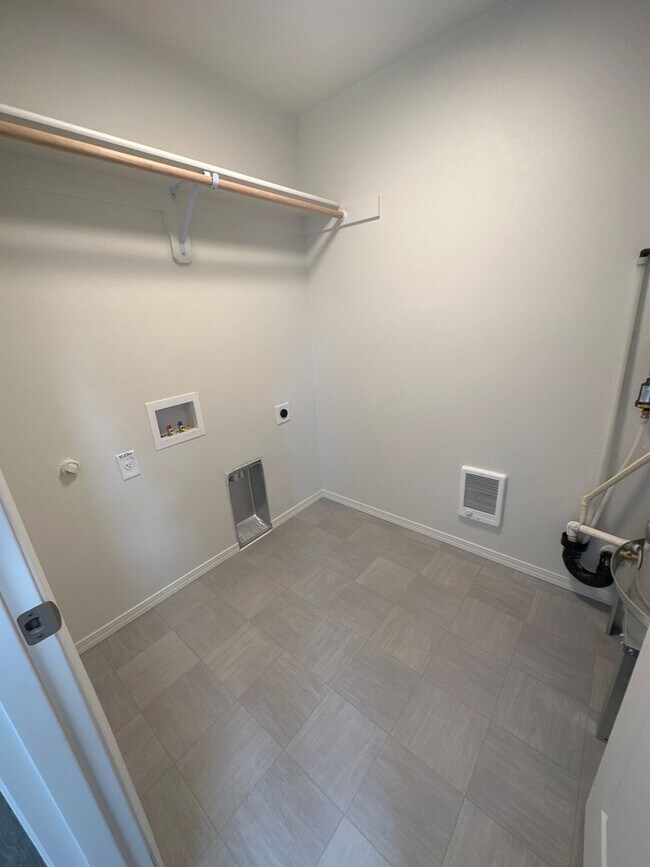 Building Photo - MIDTOWN 2 Bdrm Cottage, 1 bath, Air Conditioning, Laundry Room, Large Covered Patio, Off Street P...