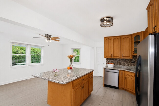 Building Photo - 697 Hickory Dr