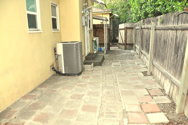 Building Photo - 1657 El Rito Ave