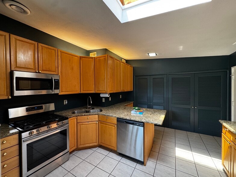 Building Photo - 19 Stoneyside Ln