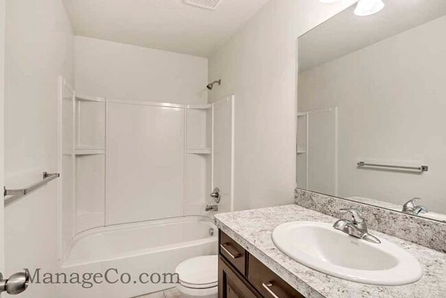 Building Photo - Comfortable New Townhouse
