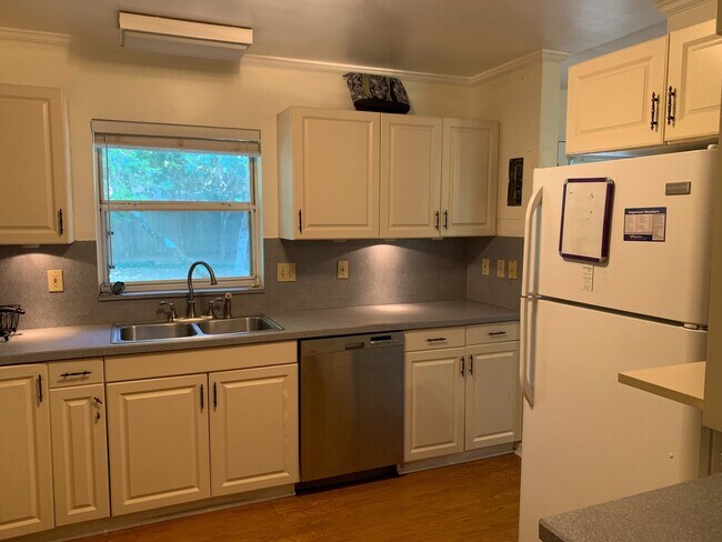 Building Photo - 3/2 House Walking Distance to UF & Law Sch...