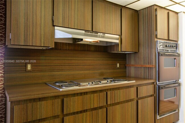 Building Photo - 1800 NE 114th St