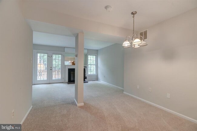 Building Photo - 2440 S Walter Reed Dr