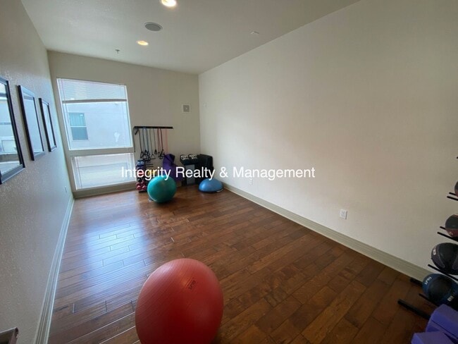 Building Photo - 2620 W Front View Cres Dr