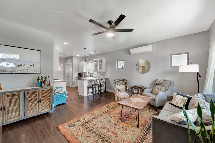 Building Photo - 365 Hiberta St