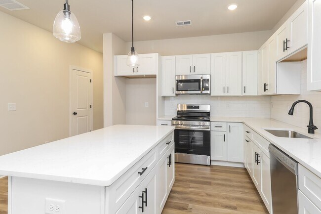 Building Photo - Beautiful 3BR 2.5BA Townhome w/ Full Appliance Kitchen • Garage Parking in Westerly Hills