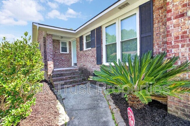 Building Photo - 220 Cornell Dr