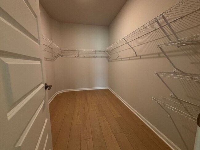 Building Photo - Look and lease in Athens