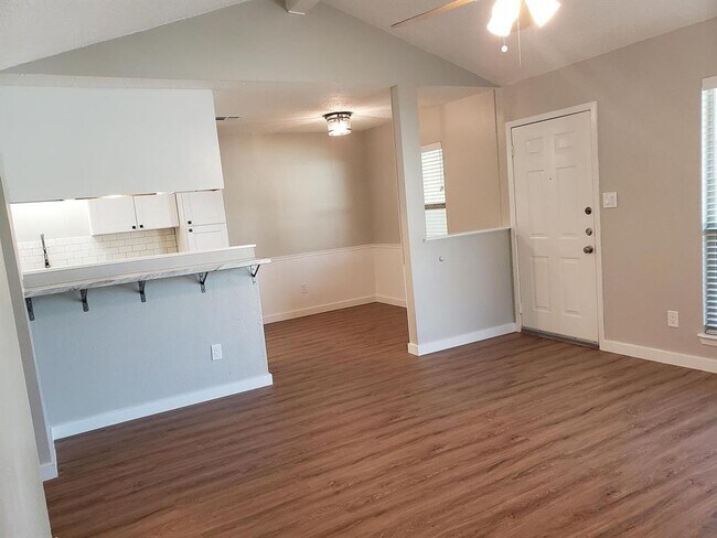 Building Photo - 802 Ranch Rd