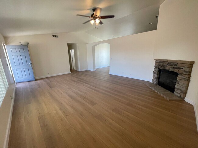 Building Photo - Apple Valley Home in The Vineyards- 3 Bedrooms, 2 Bathrooms, 2 Car Garage, New Flooring