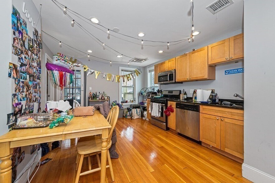 Building Photo - 42 Hillside St