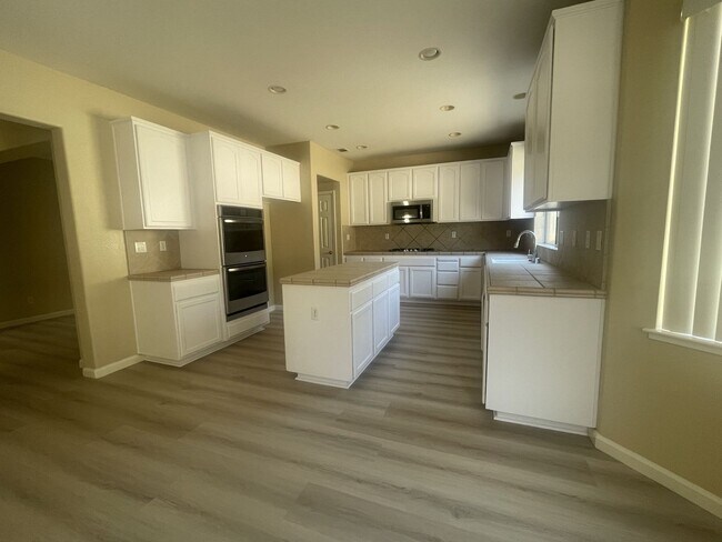 Building Photo - 4 Bedroom 3 Bath Hiddenbrook Home