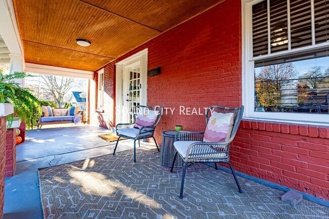 Building Photo - 310 S 7th St