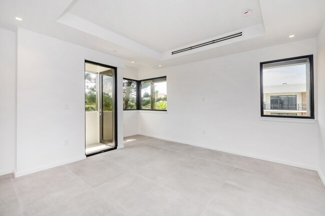 Building Photo - 3264 Bird Ave