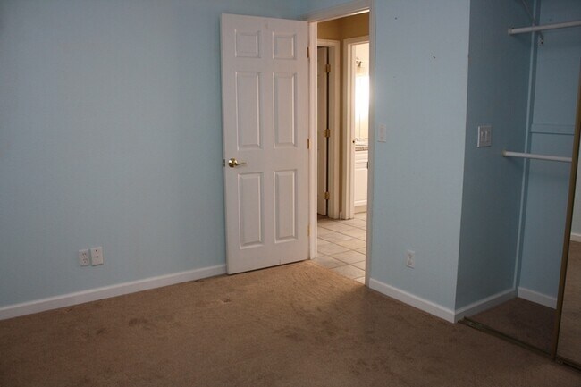 Building Photo - Fabulous 3 bedroom 2 bathroom Big Back Yard