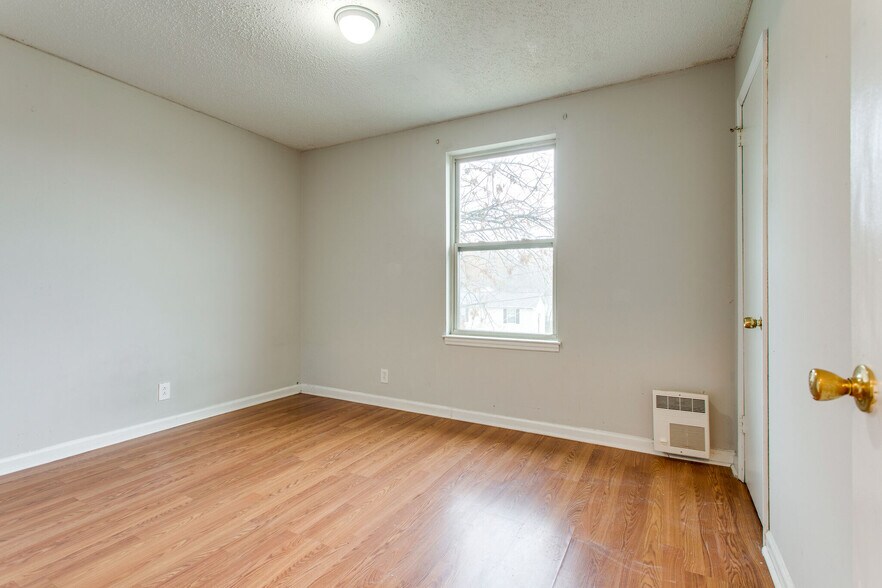 Building Photo - 2428 Woodale Ln